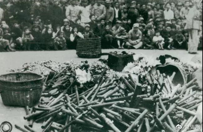 1950年2月24日，政務(wù)院發(fā)出《關(guān)于嚴(yán)禁鴉片煙毒的通令》。圖為政府收繳的煙具和賭具。