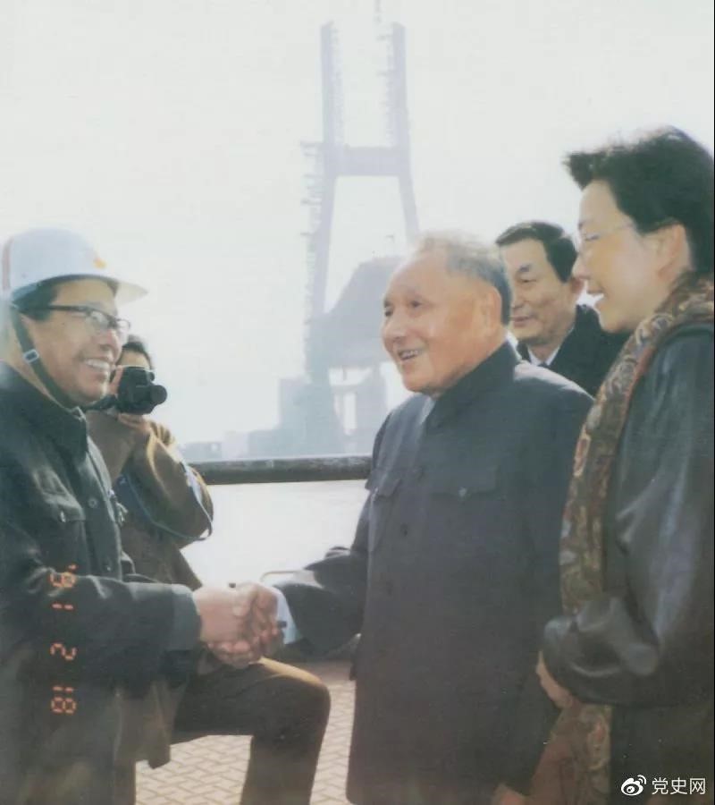 1991年2月18日，鄧小平視察上海南浦大橋工地時同大橋工程設計人員握手。