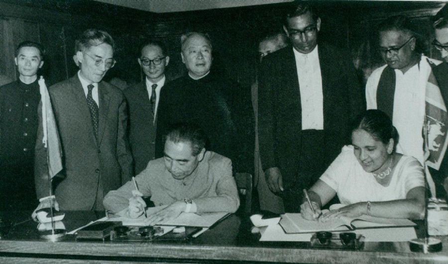 　　1964年2月26日至29日，周恩來訪問錫蘭（今斯里蘭卡）時，和總理西麗馬沃·班達拉奈克夫人簽署中錫聯(lián)合公報。