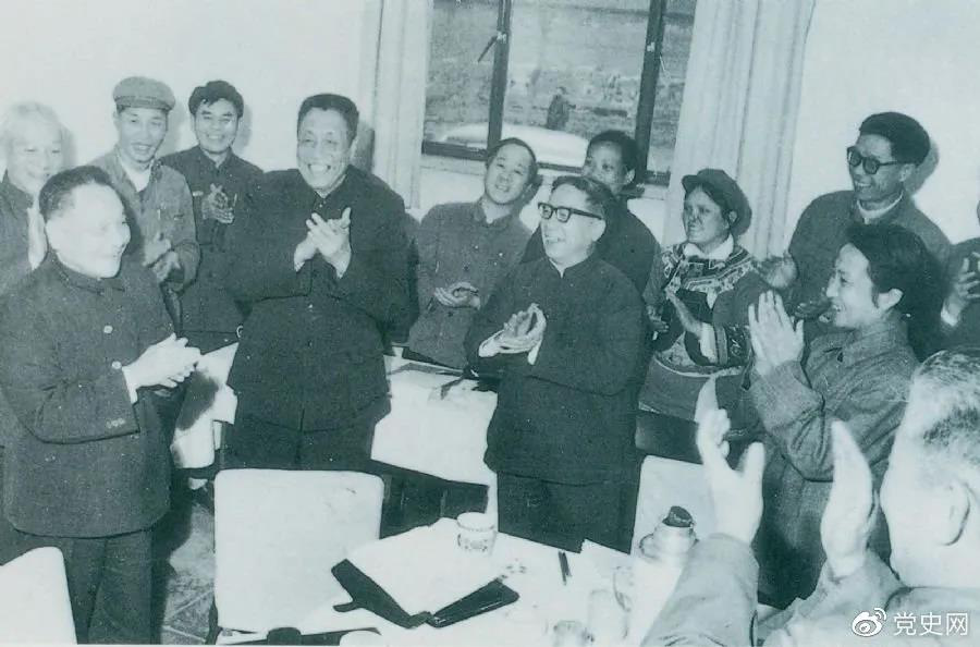 1978年3月2日，鄧小平到五屆全國人大一次會議云南和四川省代表團(tuán)看望代表們。