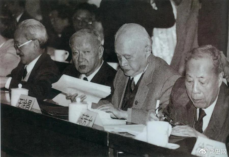 1986年3月，由4位老科學家倡議，經(jīng)鄧小平批示，中國制定實施了高技術研究發(fā)展計劃。圖為“863”計劃的4位倡導人王大珩（左2）、王淦昌（左3）、楊嘉墀（左1）、陳芳允（左4）。