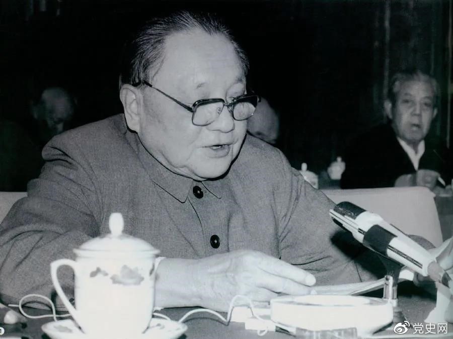 1985年3月7日，鄧小平在全國科技工作會(huì)議上發(fā)表講話。
