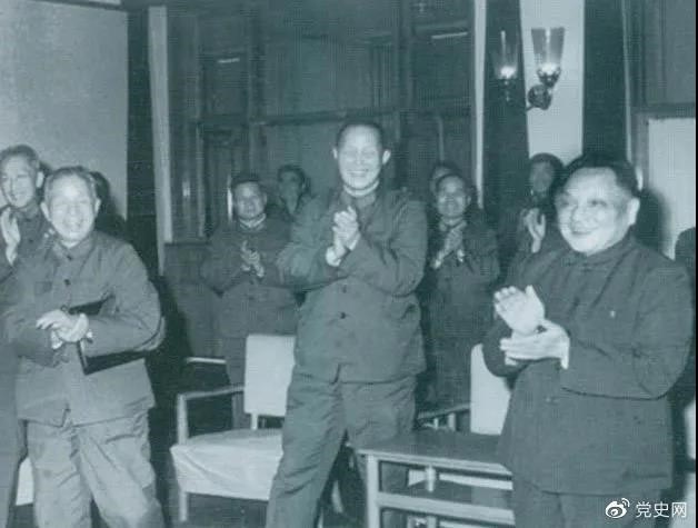 1978年3月，鄧小平和參加五屆人大一次會(huì)議的解放軍代表在一起。