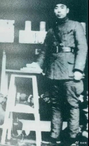 1939年3月10日，周恩來為新四軍排以上干部作題為《目前形勢(shì)與新四軍任務(wù)》的報(bào)告。