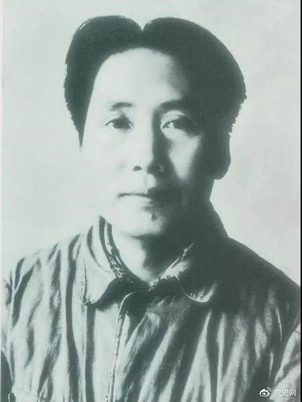 1940年3月11日  毛澤東在黨的高級干部會議上作題為《目前抗日統(tǒng)一戰(zhàn)線中的策略問題》的報告。