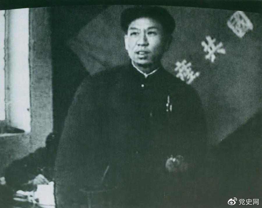 1949年3月，劉少奇在中共七屆二中全會(huì)上發(fā)言。