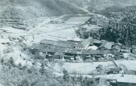 1929年3月14日，毛澤東同朱德指揮紅四軍進(jìn)攻長嶺寨，殲敵兩千余人，擊斃敵旅長郭鳳鳴，乘勝占領(lǐng)長汀城。圖為長嶺寨。