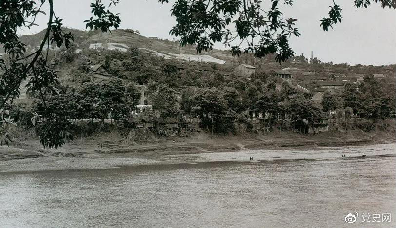 1935年3月16日至17日，紅一方面軍三渡赤水的渡口之一——茅臺(tái)渡口。