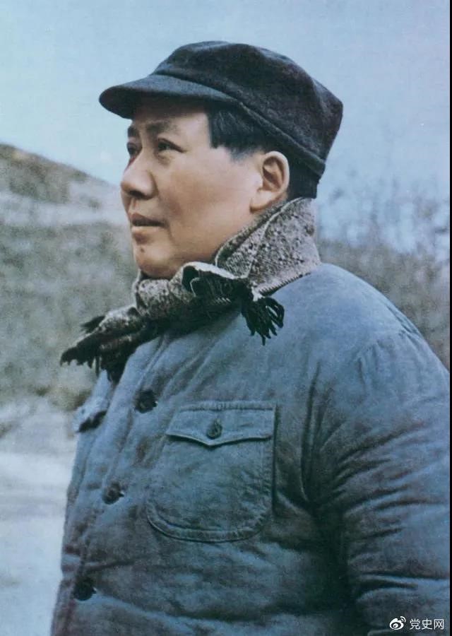 　　1947年3月18日，中共中央機關主動撤離延安。毛澤東和周恩來、任弼時等繼續(xù)留在陜北，指揮全國人民解放戰(zhàn)爭。這是轉戰(zhàn)陜北前夕的毛澤東。