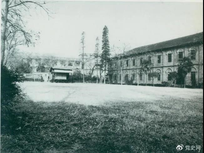 　　1927年3月18日，毛澤東出席在武昌舉行的河南武裝農(nóng)民代表大會，并作湖南農(nóng)運狀況報告。圖為大會會場——武昌農(nóng)講所大操場。