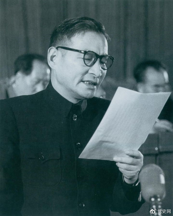 1955年3月21日，陳云在中國(guó)共產(chǎn)黨全國(guó)代表會(huì)議上作關(guān)于發(fā)展國(guó)民經(jīng)濟(jì)的第一個(gè)五年計(jì)劃的報(bào)告。