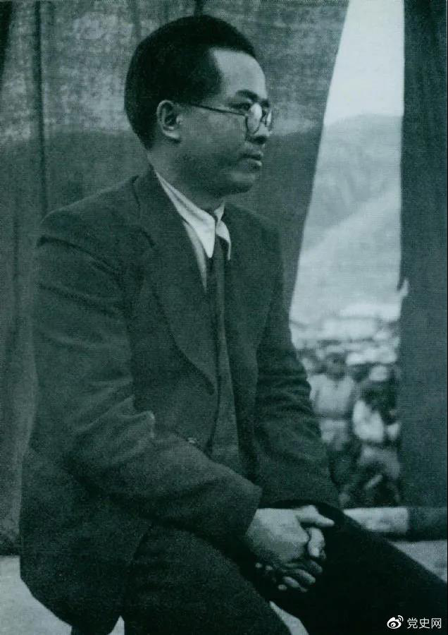 1940年3月26日，任弼時結(jié)束中共駐共產(chǎn)國際代表的工作回到延安。圖為他在歡迎大會上