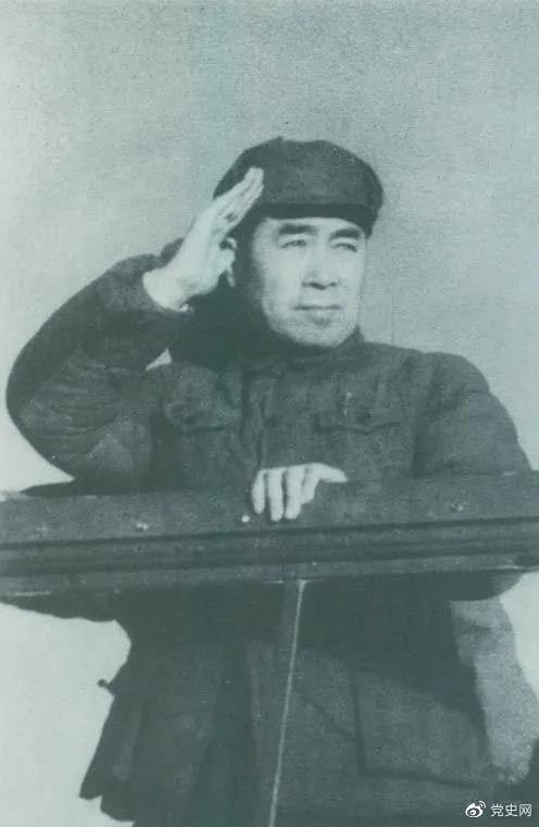 1949年3月，中共中央進(jìn)入北平。圖為周恩來在北平機(jī)場檢閱部隊(duì)。