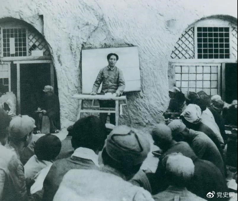 1938年4月，毛澤東在魯迅藝術(shù)學(xué)院講演。