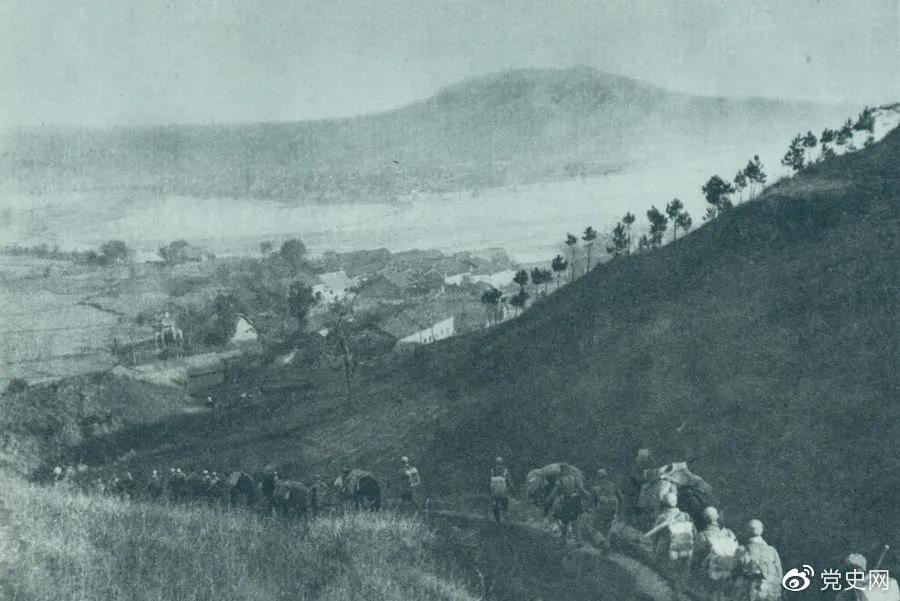 1945年4月6日，太行部隊(duì)等向白晉、同蒲沿線上的日軍展開(kāi)攻擊。這是八路軍向祁縣開(kāi)進(jìn)。