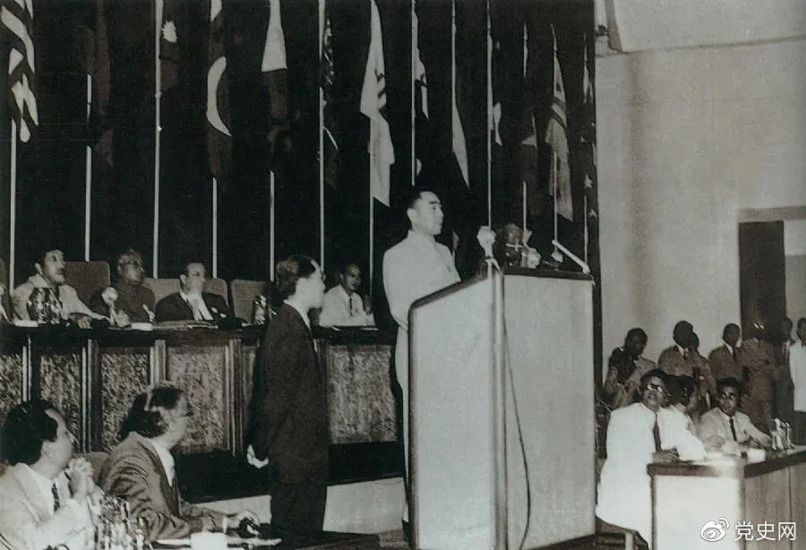 1955年4月18日，亞非會(huì)議在萬(wàn)隆開(kāi)幕。圖為19日周恩來(lái)在會(huì)議上發(fā)言。
