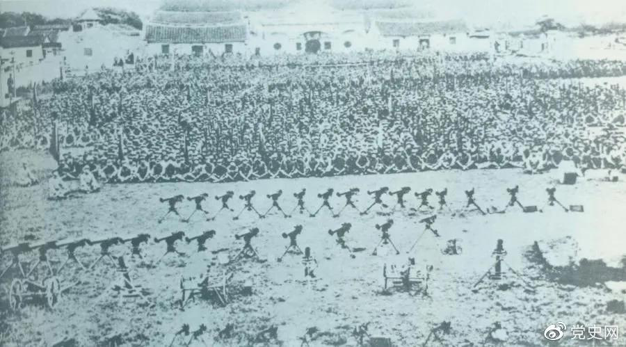 1932年4月20日，由紅一軍團(tuán)和紅五軍團(tuán)組成的東路軍攻占漳州，圖為攻占漳州后的部隊(duì)情形。