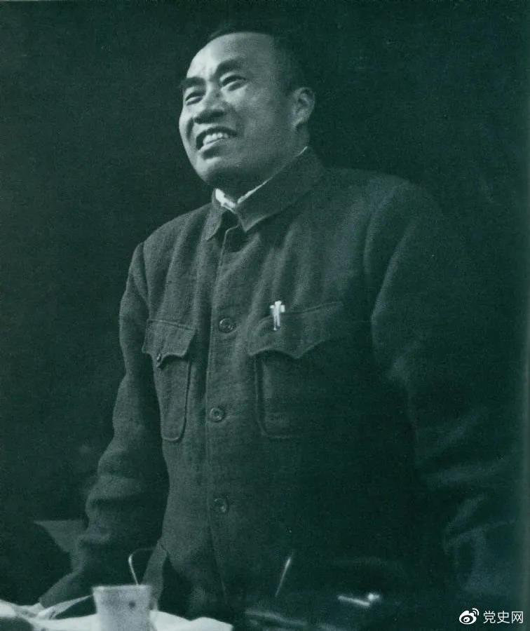 1945年4月25日，朱德在中國共產(chǎn)黨第七次全國代表大會上作題為《論解放區(qū)戰(zhàn)場》的軍事報告。