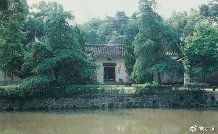 圖為任弼時(shí)故居。1904年4月30日，任弼時(shí)出生在湖南省湘陰縣熟塘鄉(xiāng)唐家橋（今屬汨羅市）。