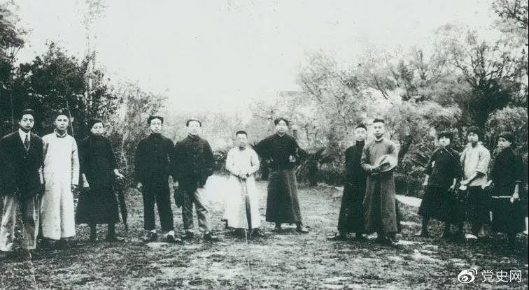 1920年5月8日，新民學(xué)會(huì)部分會(huì)員在上海半淞園合影。左七為毛澤東。