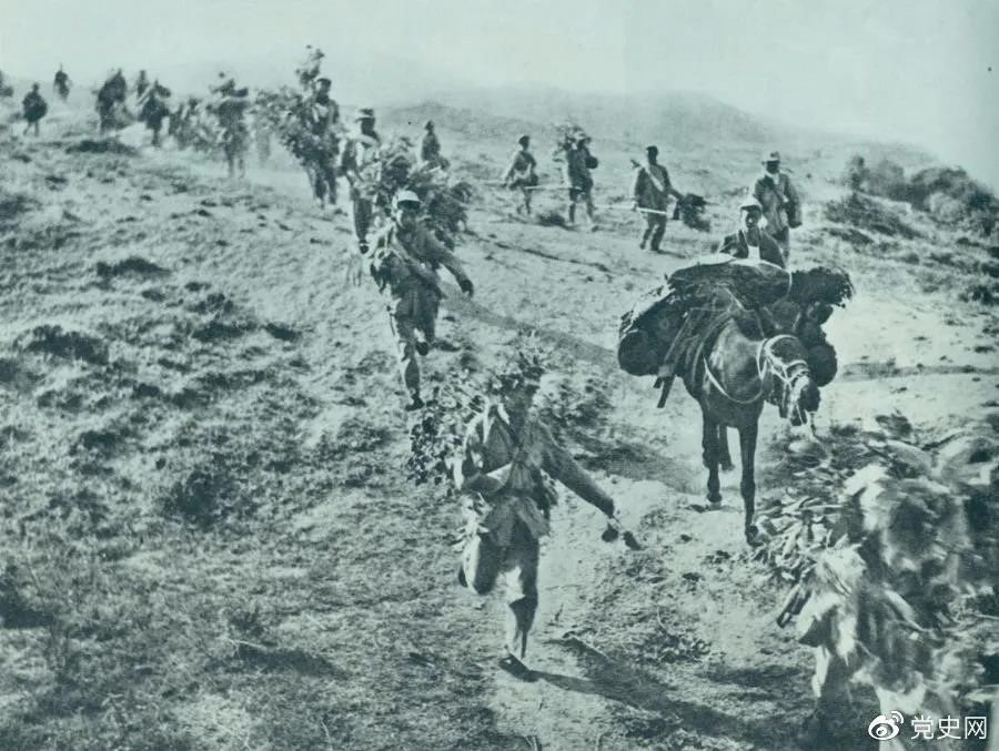 圖為1947年5月在孟良崮戰(zhàn)役中，華東野戰(zhàn)軍向孟良崮挺進。