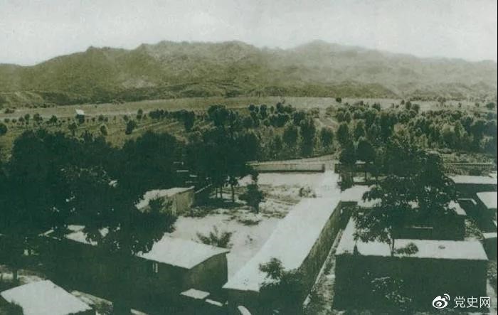 1948年5月，中共中央和人民解放軍總部由陜北遷到河北平山縣西柏坡。圖為中央領(lǐng)導(dǎo)人辦公處所俯瞰。