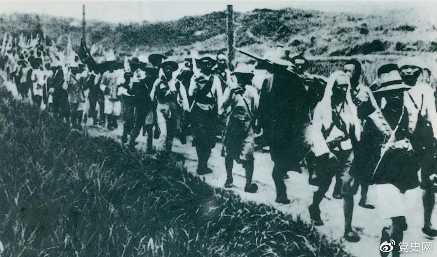 　　1931年5月16日至31日，紅一方面軍在毛澤東、朱德指揮下，連續(xù)打了5個勝仗，殲敵3萬余人，繳槍2萬余支，打退了國民黨軍隊的第二次“圍剿”。圖為行軍中的紅軍。