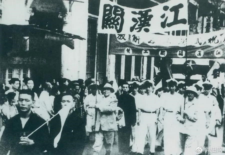 1949年5月17日，第四野戰(zhàn)軍解放武漢。圖為武漢人民歡慶解放。