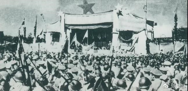 1950年5月19日，人民解放軍解放舟山群島。圖為舟山軍民舉行慶祝解放大會(huì)。