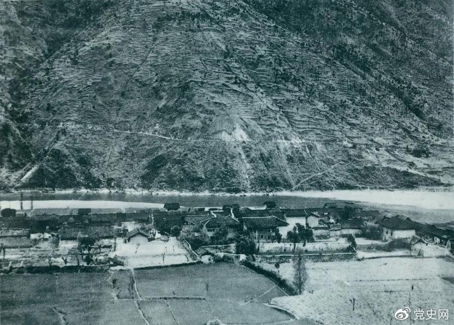 　　1935年5月25日，紅一方面軍到達大渡河南岸的安順場。紅軍17名勇士靠一葉孤舟強渡大渡河，為沿大渡河左岸北上的部隊打開了一條通道。圖為安順場一角。
