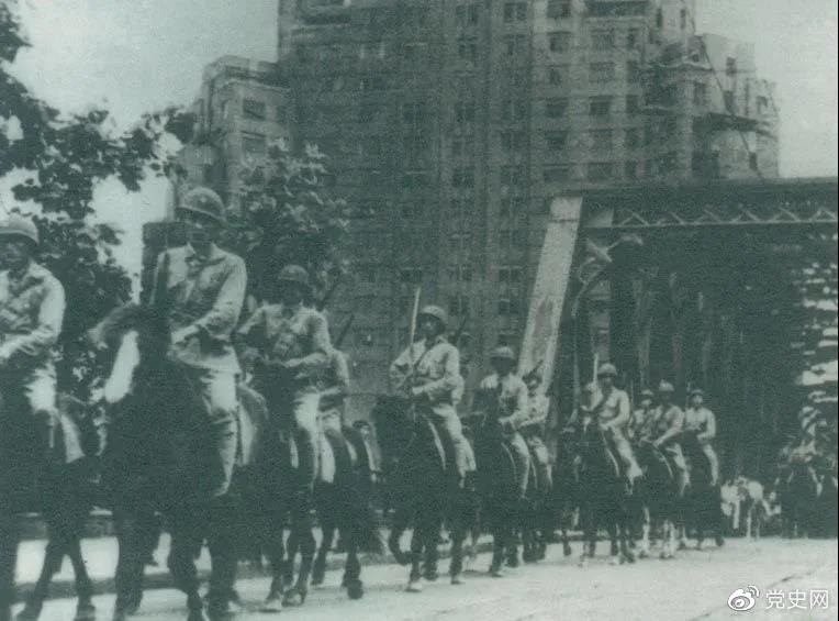 　　1949年5月，人民解放軍殲滅退守上海的敵軍15萬(wàn)人，解放了這個(gè)中國(guó)最大的城市。圖為解放軍進(jìn)駐上海。