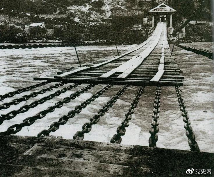 　　1935年5月29日，中央紅軍左縱隊(duì)先頭部隊(duì)在瀘定橋西頭發(fā)起奪橋戰(zhàn)斗，勝利搶占大橋。圖為瀘定橋。