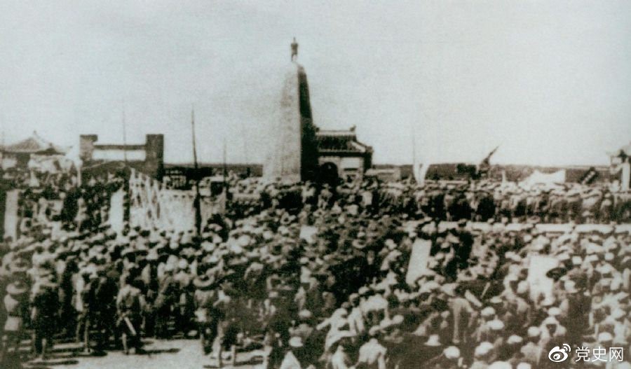 　　1931年6月，紅七軍到達(dá)中央革命根據(jù)地江西興國(guó)縣，編入彭德懷率領(lǐng)的紅三軍團(tuán)。圖為當(dāng)時(shí)會(huì)師的情形。