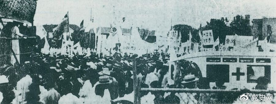 　　1925年6月7日，中國(guó)共產(chǎn)黨通過上海總工會(huì)聯(lián)合上海學(xué)生聯(lián)合會(huì)、上海各馬路商界聯(lián)合會(huì)等，成立了上海反帝運(yùn)動(dòng)的領(lǐng)導(dǎo)機(jī)關(guān)——工商學(xué)聯(lián)合會(huì)。11日，在該會(huì)的主持下，上海20萬群眾集會(huì)，通過了逞兇、賠償、取消領(lǐng)事裁判權(quán)等17項(xiàng)對(duì)外交涉條件。圖為大會(huì)盛況。