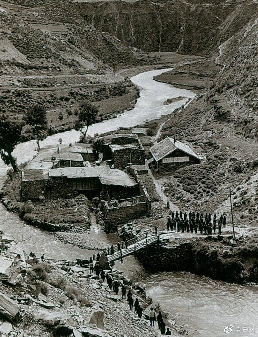 　　1935年6月12日，中央紅軍先頭部隊在夾金山北麓四川懋功達(dá)維鎮(zhèn)同紅四方面軍先頭部隊勝利會師。圖為當(dāng)年的會師橋。