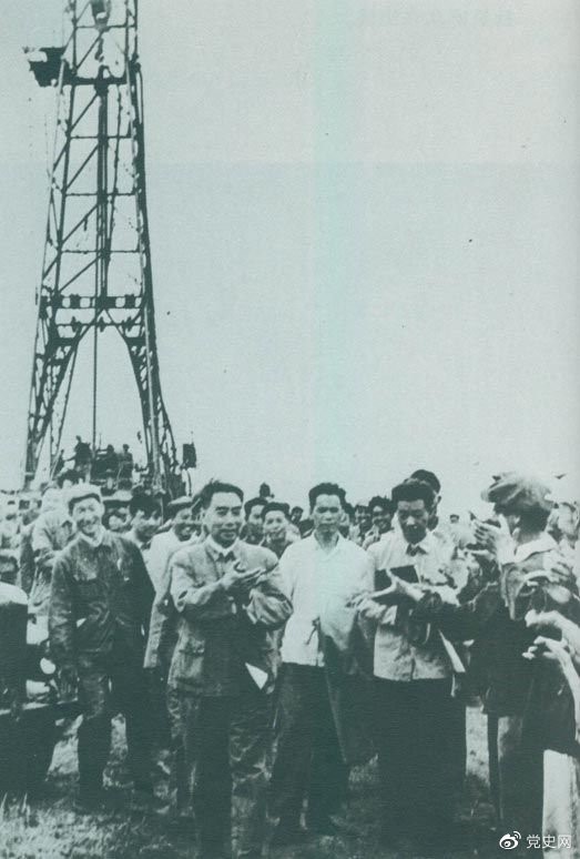 1962年6月，周恩來(lái)到大慶視察，這是在1202鉆井隊(duì)現(xiàn)場(chǎng)參觀。 