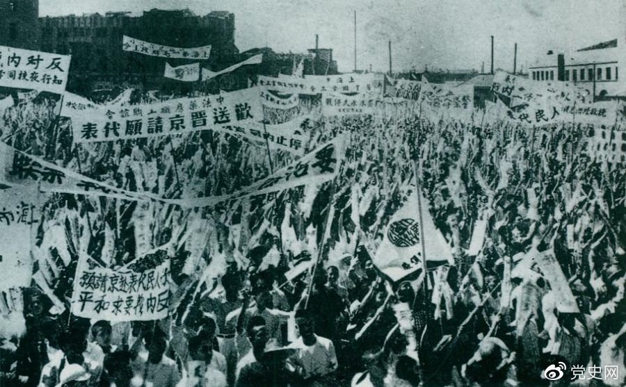 　　1946年6月23日，上海各界5萬余人在北火車站廣場(chǎng)召開歡送赴南京請(qǐng)?jiān)复淼拇髸?huì)，呼吁和平，反對(duì)內(nèi)戰(zhàn)，并舉行了示威游行。 