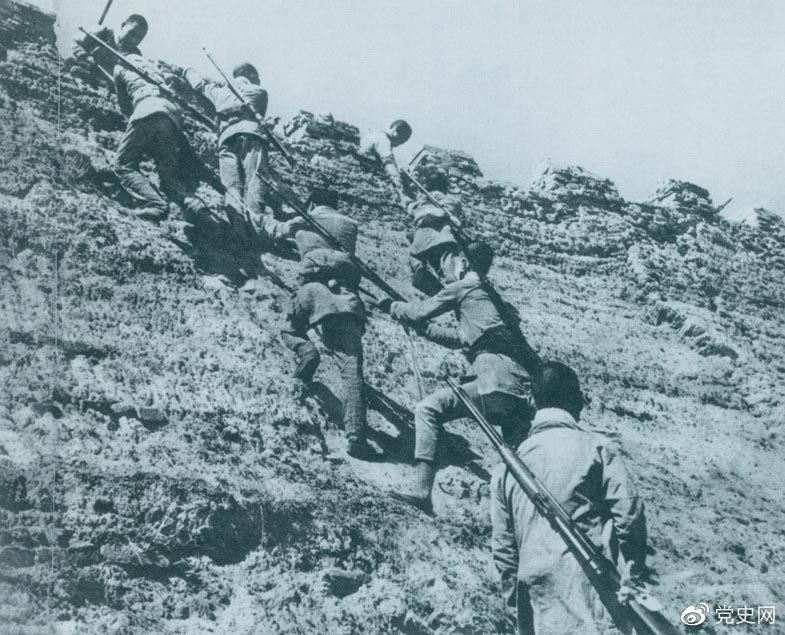 1945年6月25日，八路軍冀中部隊攻克河北獻縣。圖為部隊奮勇攀登城墻。