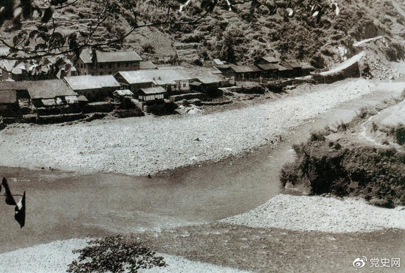 　　1935年6月26日，中共中央政治局在四川懋功兩河口召開(kāi)會(huì)議。會(huì)議決定紅軍北上創(chuàng)造川陜甘根據(jù)地。圖為兩河口。