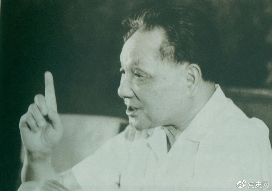 　　1981年6月27日，中共十一屆六中全會(huì)通過《關(guān)于建國以來黨的若干歷史問題的決議》。圖為鄧小平在閉幕會(huì)上發(fā)表講話。