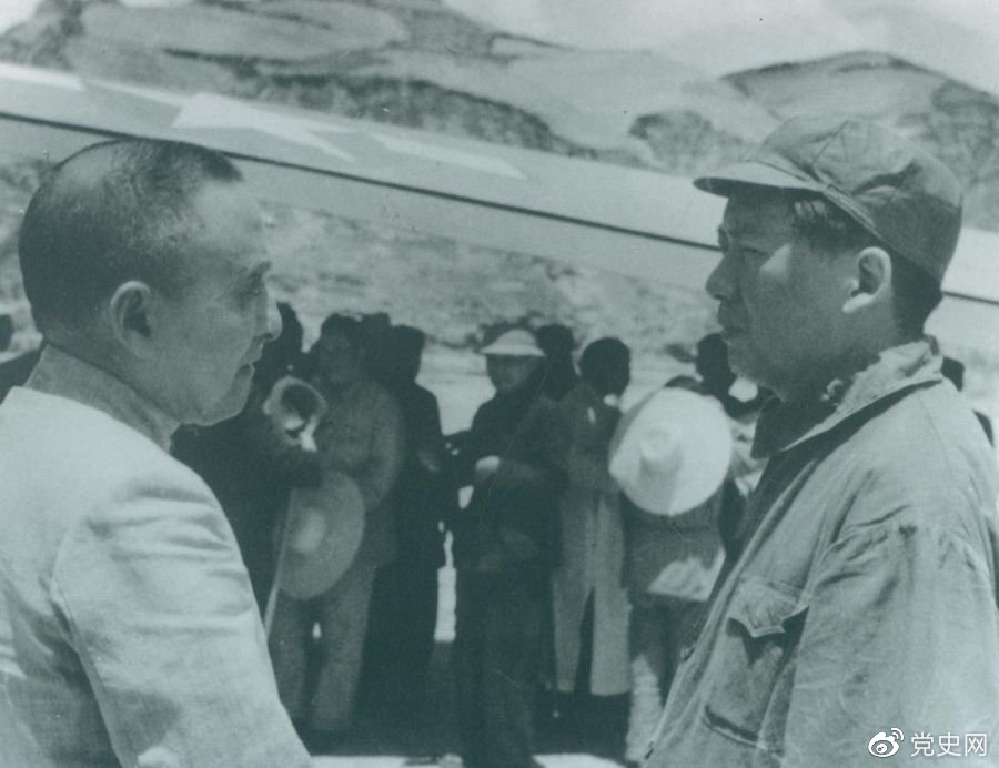 1945年7月1日，毛澤東歡迎黃炎培等民主人士來延安參觀。