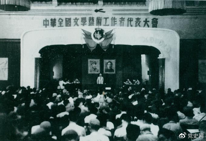1949年7月2日至19日，第一次中華全國文學(xué)藝術(shù)工作者代表大會(huì)在北平召開。圖為大會(huì)會(huì)場。