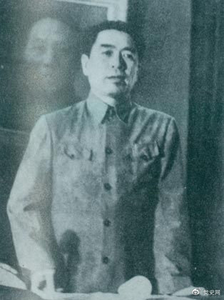 1949年7月6日，周恩來出席中華全國文學藝術工作者代表大會。圖為周恩來在會上作政治報告。