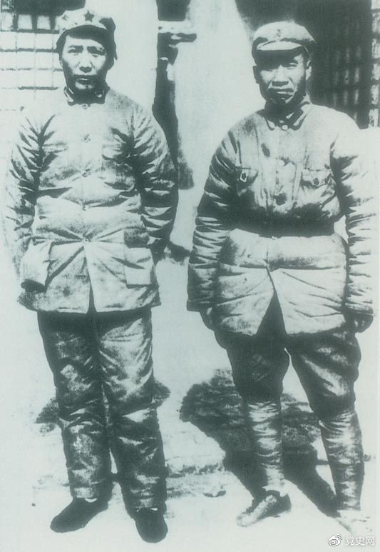 　　1937年7月7日，盧溝橋事變爆發(fā)。8日，中共中央通電全國，號召結(jié)成民族統(tǒng)一戰(zhàn)線抵抗日本侵略者。圖為1936年冬毛澤東和朱德在陜北。