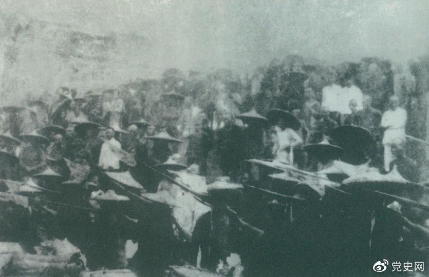 　　1926年7月9日，國民革命軍開始北伐。兩天后，北伐軍的先頭部隊葉挺獨(dú)立團(tuán)攻占了長沙。然后向武漢進(jìn)攻。一路上，迅猛發(fā)展的農(nóng)民運(yùn)動有力地配合了北伐戰(zhàn)爭。在湖南、江西、湖北，農(nóng)民運(yùn)動越來越引人注目。這是支援北伐戰(zhàn)爭的農(nóng)民自衛(wèi)軍。