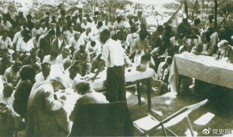 1947年7月17日至9月13日，全國土地會議在河北西柏坡召開。劉少奇主持會議并在會上作報告。