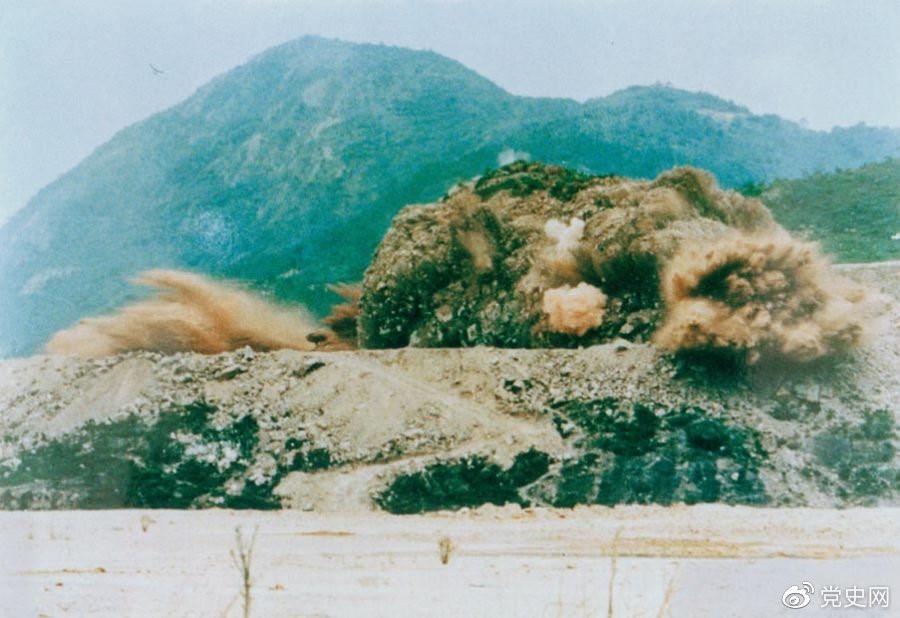 1979年7月20日，深圳蛇口工業(yè)區(qū)的建設(shè)者點(diǎn)燃開(kāi)山炮時(shí)的場(chǎng)面。