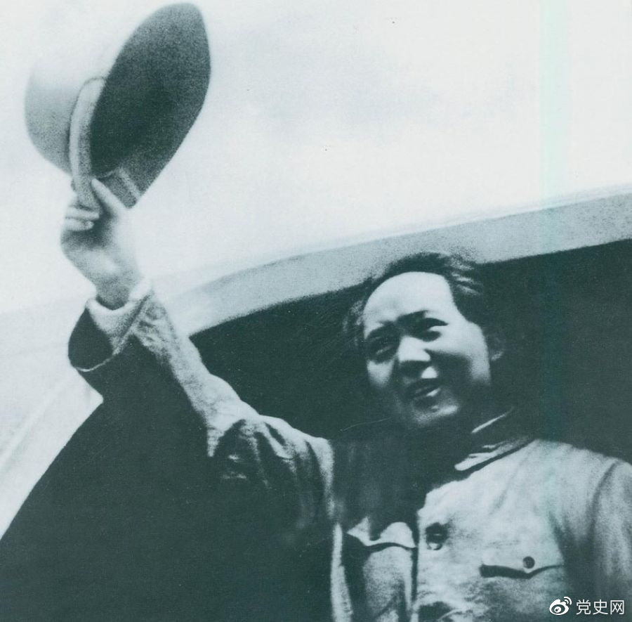 1945年8月28日，毛澤東飛赴重慶時(shí)，向前來歡送的延安軍民揮手告別。