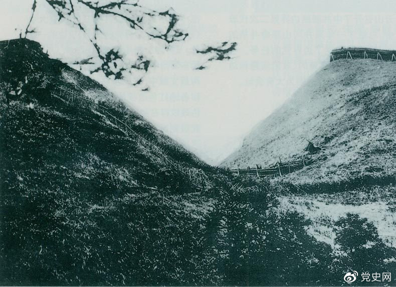 井岡山黃洋界哨口。1928年8月30日，紅軍以不足一個(gè)營(yíng)的兵力，在這里擊退湘贛敵軍的進(jìn)攻，取得黃洋界保衛(wèi)戰(zhàn)的勝利。至11月，紅軍又打破了兩省敵軍對(duì)井岡山根據(jù)地的第二次“會(huì)剿”。