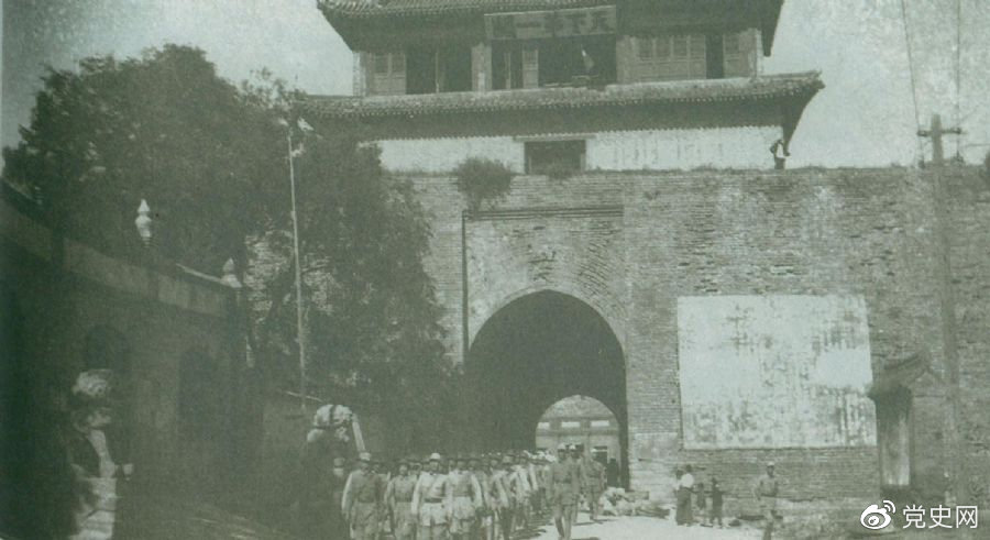 1945年8月下旬，八路軍解放山海關(guān)。